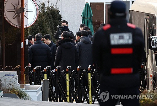 윤석열 대통령 측 윤갑근 변호사가 31일 오전 서울 서초구 서울고검 앞에서 기자간담회를 열고 법원의 윤 대통령에 대해 청구한 체포영장 발부 관련 입장을 말하고 있다. [연합뉴스]